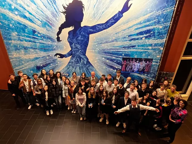 Foto: Nach dem Musicalbesuch stellten sich Schüler und begleitende Lehrkräfte zu einem Gruppenfoto vor der "Eiskönigin" auf. (Bild: Mittelschule Meitingen)