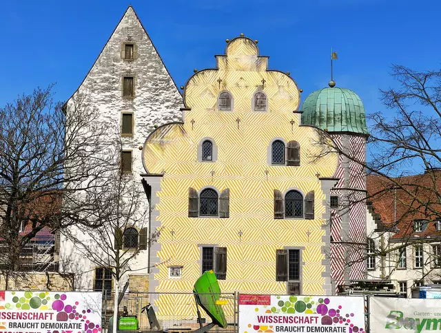 Leider von einer Baustelle umgeben: Gegenüber vom Schloss befindet sich dieses interessante Gebäudeensemble. | Foto: Shima Mahi