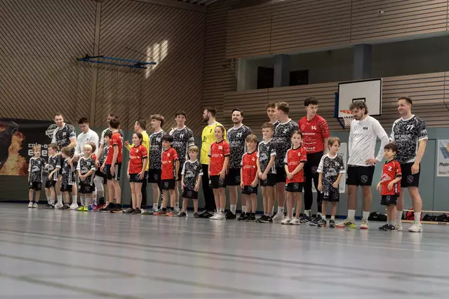 Minis und E-Jugendspieler begleiten die Herren als Einlaufkinder aufs Feld. | Foto: Amos Oberle