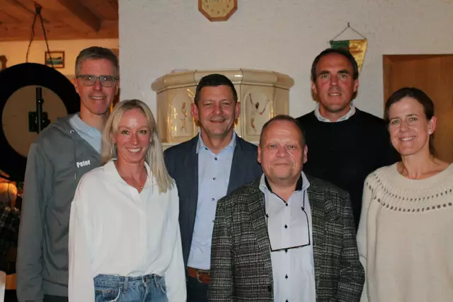 Die im Herbst neugewählte Vorstandschaft (v.l. Peter Thurner, Simone Nagel, Michael Kreutmayr, Nico Bartelt, Matthias Gundlach, Anne Pereira) freut sich über eine gelungene Frühjahsversammlung