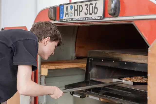 Es gab frischgebackene Pizza aus dem Pizzaofen vor der Halle... | Foto: Amos Oberle