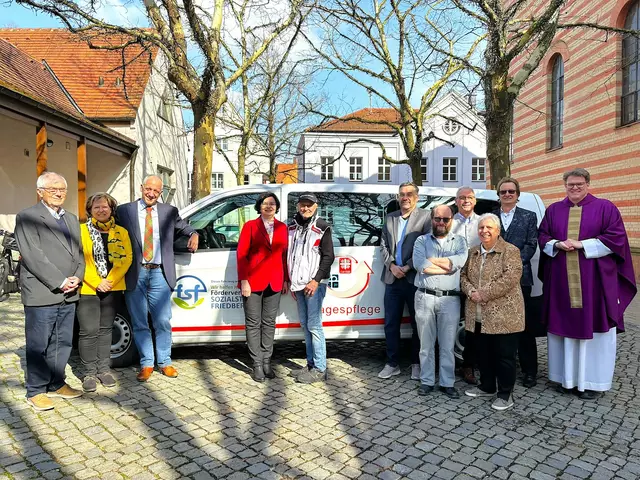 Im Rahmen der Jahreshauptversammlung des Fördervereins Sozialstation Friedberg e.V. wurde auch ein neues Fahrzeug für die Tagespflege der Sozialstation Hochzoll, Friedberg und Umgebung gesegnet. Das vermittelte beispielhaft, wie wertvoll die Unterstützung des Vereins ist, der den Kleinbus maßgeblich finanziert hat, und wie sinnvoll Spenden und Mitgliedsbeiträge verwendet werden. Anerkennung dafür gab es auch von den Mitgliedern, die die Vorstandschaft einstimmig wiederwählte. Im Bild die Vorstandschaftsmitglieder, links Horst Knote, Monika Göppel und Dr. Hannes Proeller sowie rechts Dr. Roland Weis, Armin Rabl, Andreas Weindl, Monika Weighardt, Thomas Radlmayr und Stadtpfarrer Steffen Brühl. In der Mitte Melita Resler, Geschäftsführung der Sozialstation, und Christian Hopfes, Fahrer des neuen Tagespflegebusses. 