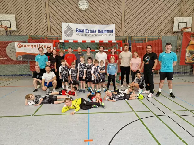 Die Minis fordertern die Eltern zu einem Spiel heraus. | Foto: Laura Göttlicher