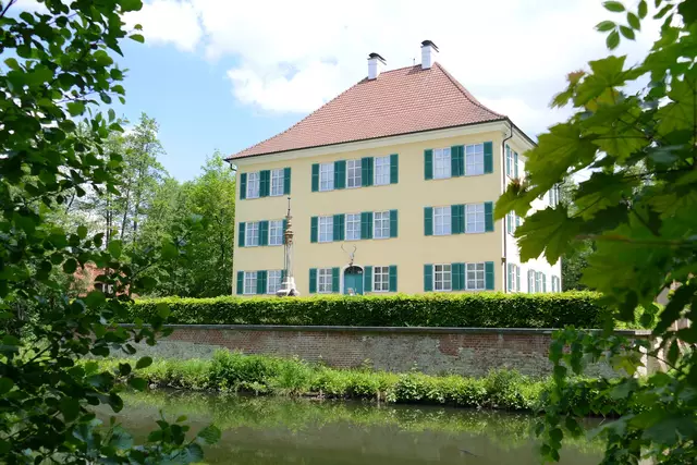 Im Sisi-Schloss im Aichach Stadtteil Unterwittelsbach finden regelmäßig Konzerte und Ausstellungen statt. 