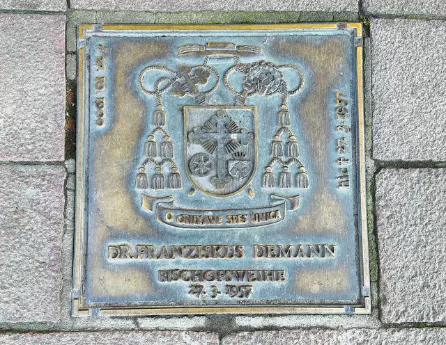 In Domnähe: Das ist kein Kanaldeckel. | Foto: Shima Mahi