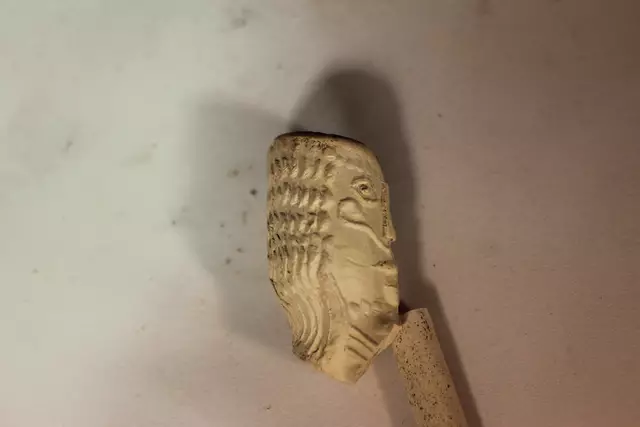 Verzierter Tonpfeifenkopf von Burg Hatzfeld