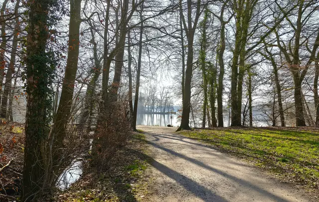 Der Rubbenbruchsee ist ein schönes Ausflugsziel. Nach langer Wanderung kann man sich hier in einer Ausflugsgaststätte erfrischen und ausruhen. | Foto: Shima Mahi