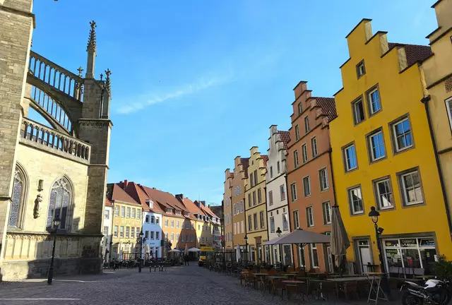 Blick vom Marktplatz auf Giebelhäuser und einen Teil der Marienkirche | Foto: Shima Mahi