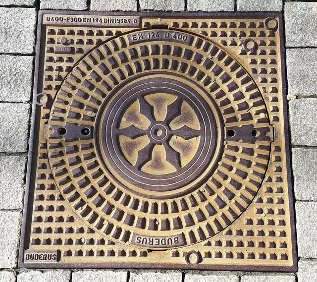 Der Kanaldeckel zeigt das Osnabrücker Rad.  | Foto: Shima Mahi