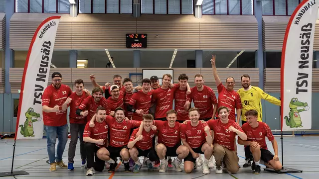 Die Herren beenden die Saison mit dem 16. hohen Sieg im 16. Spiel und sind Meister und Aufsteiger der Saison 2024/25. | Foto: Amos Oberle