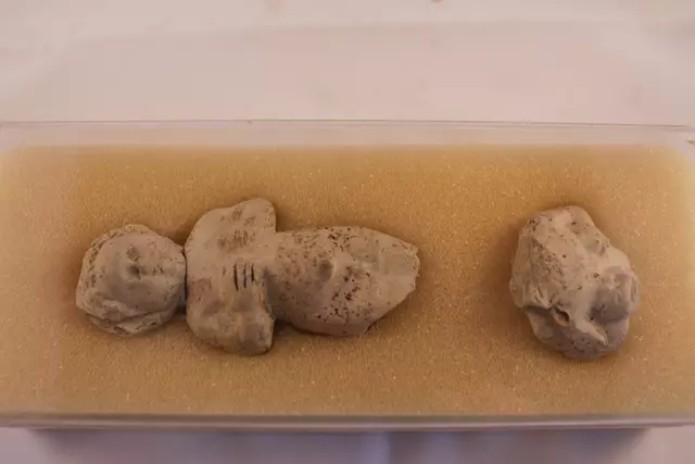 Geschenk von Wallfahrtsorten oder Märkten - Jesuskind aus Pfeifenton von Burg Hatzfeld