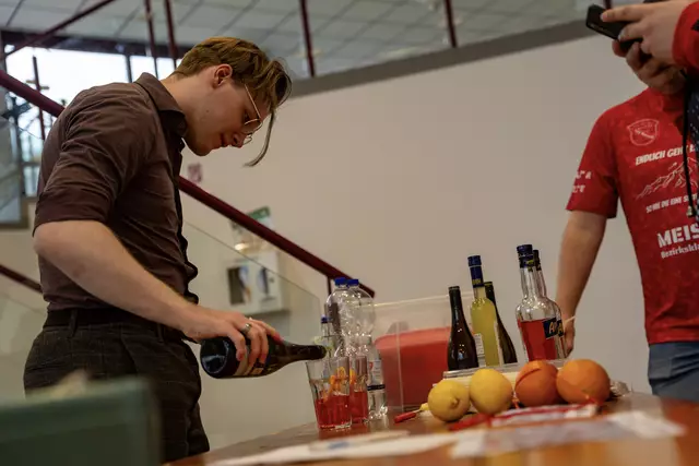 ... und Cocktails am Stand der Aktiven für die Meister- und Abschlussfeier. | Foto: Amos Oberle