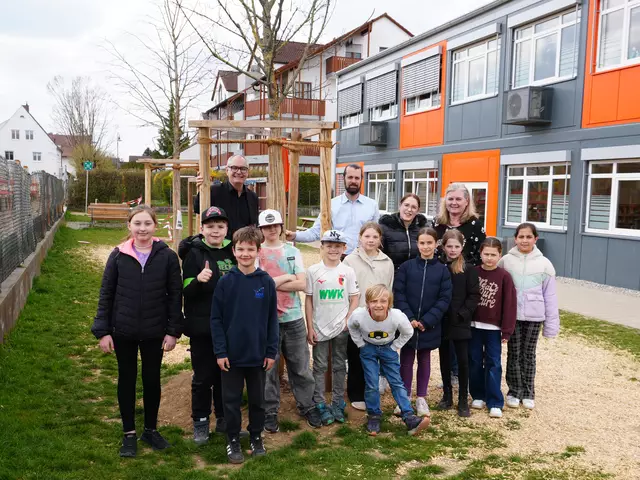 Vier Bäume sind vom Rathausplatz in die Mittagsbetreuung in der Pestalozzistraße umgezogen. Hier werden Sie von den Kindern gepflegt und können wachsen und gedeihen.

Im Hintergrund (von links): Michael Wörle, Erster Bürgermeister, Daniel Settele, Teamleitung Mittagsbetreuung, sowie Judith Singer und Silvia Grosser vom Team der Mittagsbetreuung. 
 | Foto: Stadt Gersthofen (Kai Schwarz)