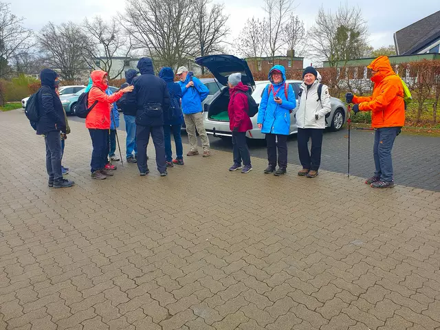 Die Wandergruppe erreicht den Start-und Ziel Parkplatz in Ochtersum.