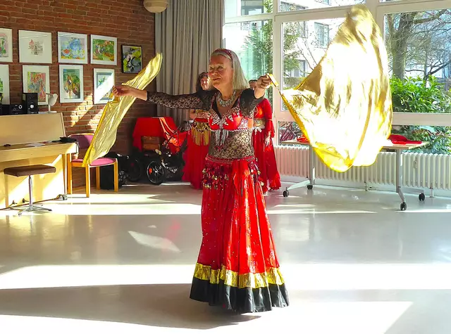 Der Tanz machte mir viel Spaß. Wichtig ist, dass man sich mit dem Gewicht nicht in die Nähe des Gesichts kommt. Dann hätte man ein Problem. | Foto: Shima Mahi