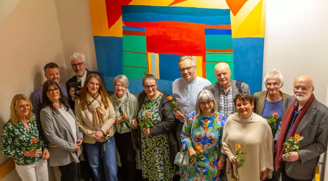 28 Künstlerinnen und Künstler haben Werke für die 32. Ausstellung des Kunstvereins in der Wertachklinik Schwabmünchen zur Verfügung gestellt, und viele von ihnen waren auch bei der Vernissage. Sie standen dort den Besucherinnen und Besuchern Rede und Antwort zu ihren Kunst und ihrem Schaffen. Die Liste der ausgestellten Werke gibt es im Foyer der Wertachkliniken und als Download auf der Homepage der Wertachkliniken. | Foto: Doris Wiedemann