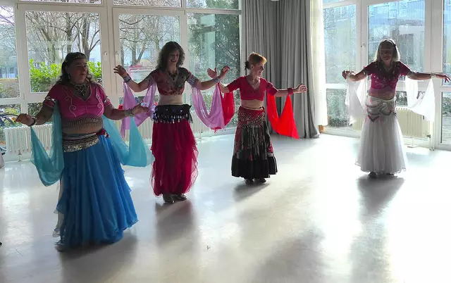 Mit anderen Kostümen geht es weiter mit dem Armschleiertanz. | Foto: Shima Mahi