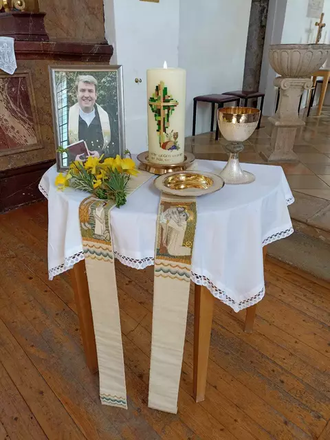 Foto: Die Primizkerze, der Kelch, die Patene und die Stola von Pfarrer Bernd Rochna standen während des Requiems auf dem Tisch. (Foto: Maria Zwerger)