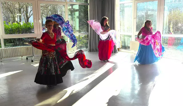 Hier tanzen wir mit Schleierfächern. | Foto: Shima Mahi