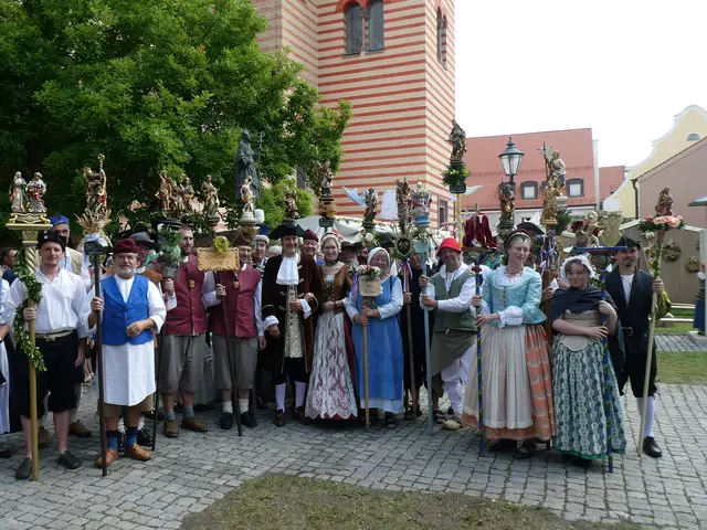 Bei der "Friedberger Zeit 2019" versammelten sich unterschiedliche Zünfte zum gemeinsamen Gruppenfoto vor der Stadtpfarrkirche St. Jakob | Foto: Dr. Hubert Raab