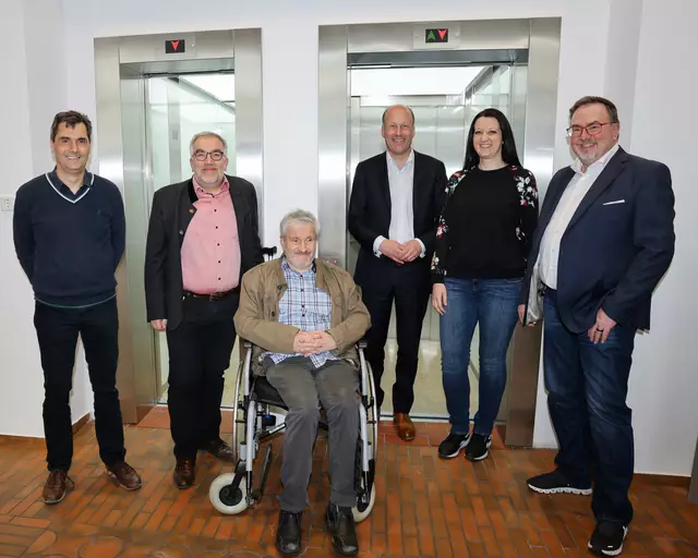 Von links: Alexander Laug und Andreas Metz vom Fachbereich Hochbau im Landratsamt, Vorsitzender der Schwerbehindertenvertretung im Landratsamt Klaus Vill, Landrat Martin Sailer, Behin-dertenbeauftragte des Landratsamtes Augsburg Kathrin Klostermair und Rainer Hurler, Ge-schäftsbereichsleiter Bauen. | Foto: Annemarie Scirtuicchio