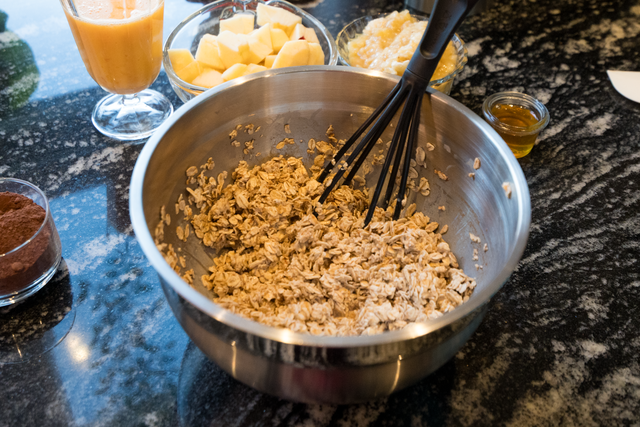 Sabinas Kochstudio 2025 - Apfel-Bananen-Kuchen - Diese Mischung jetzt 10 Minuten quelllen lassen | Foto: FSeventfoto
