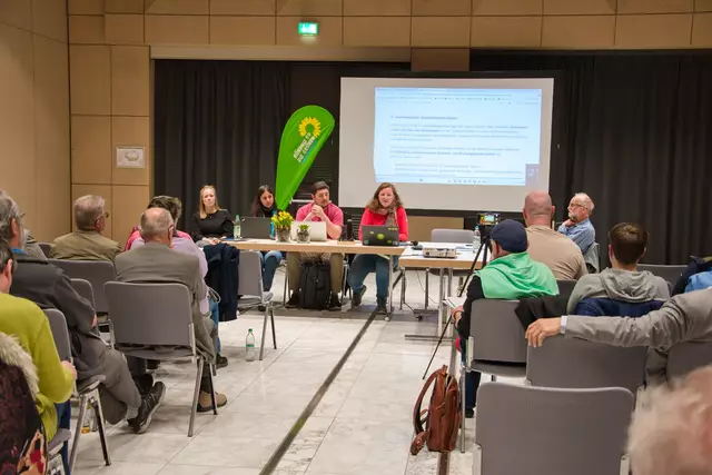 Der Kreisvorstand der GRÜNEN Augsburg-Land stellt das Positionspapier der Versammlung vor (v.r.n.l.: Juliane Vinzelberg, Toke Werner, Celina Kerey, Anna Jung) | Foto: Tamer Ghazal