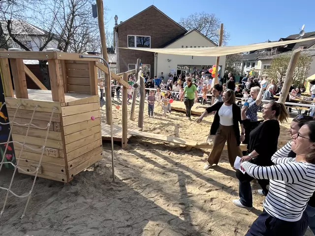 Das Piratenschiff wird mit Wasserbomben eingeweiht. | Foto: Thomas Peters, 