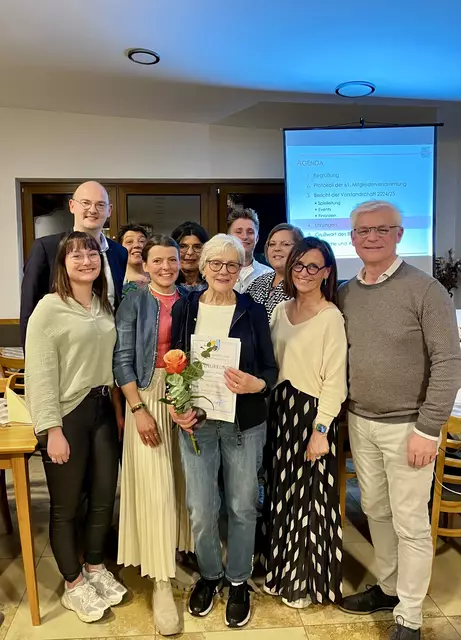 Bürgermeister Tobias Kunz (2.v.l.) und Vorsitzender Frank Leib (ganz rechts) ehrten Lotte Schmidt (Mitte) für 40 Jahre Aktiver Mitgliedschaft beim Theaterverein Nordendorf e.V. | Foto: Johanna Langer