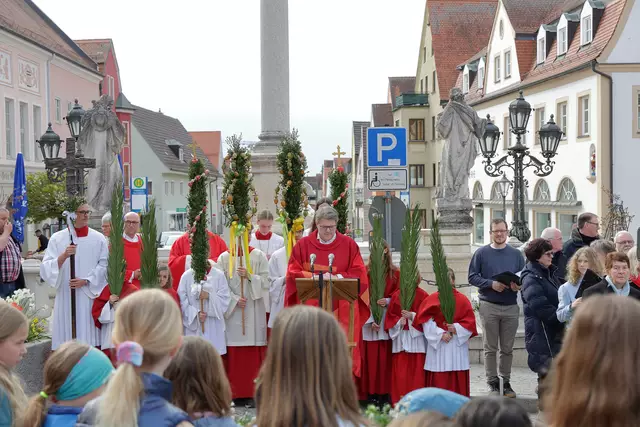 Die Statio an Palmsonntag 2025 auf dem Marienplatz mit der Segnung der Palmbuschen.  | Foto: Achim Lüders