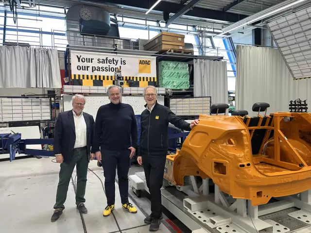 Gäste im ADAC Technik Zentrum Landsberg am Lech: (von links) Stefan Schwarz (Geschäftsführer des ADAC Schleswig Holstein e.V.) und Ferry M. M. Franz (Geschäftsführer ADAC Westfalen e.V.) wurden von Reinhard Kolke durch das Technik Zentrum geführt. | Foto: ADAC/Justin Trinkenschuh