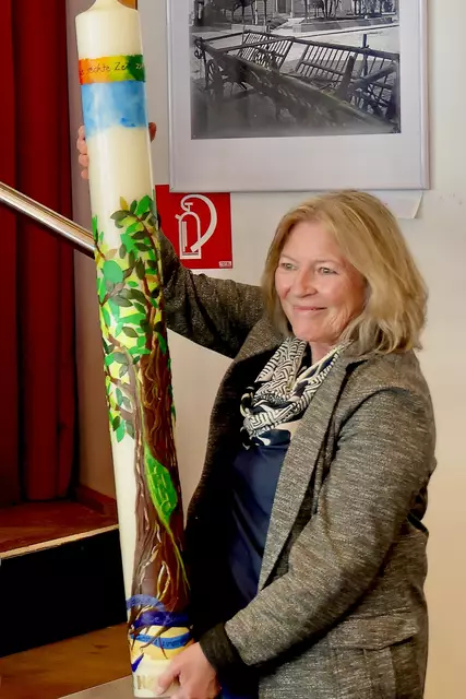 Dorothea Pfänder präsentiert die neugestaltete Osterkerze 2025 | Foto: Achim Lüders