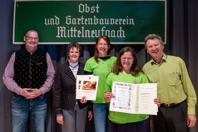 Wolfgang Bauer vom OGV Reichertshofen, Bürgermeisterin Cornelia Thümmel, Maria Schuster und Barbara Birle aus der Vorstandschaft sowie Ulrich Grassinger vom Kreisverband