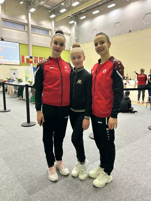 Anna-Sofiia Derevyanko mit Sophia-Carlotta Chiariello (l.) und Livia-Maria Chiariello aus der Schweiz. | Foto: odu