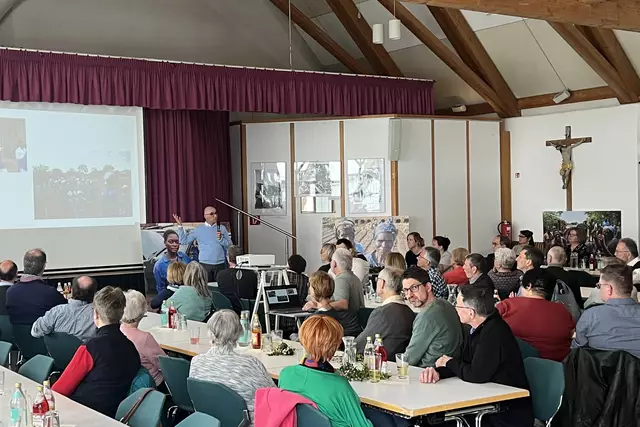 Palmsonntag 2025: Im Pfarrzentrum ging es nach dem Gottesdienst weiter mit einem Beitrag vom Missionssekretär der Pallottiner, Pater Reinhold Maise, über Friedbergs Partnergemeinde Kaphatika und das pallottinische Wirken in Malawi.  | Foto: P. Steffen Brühl