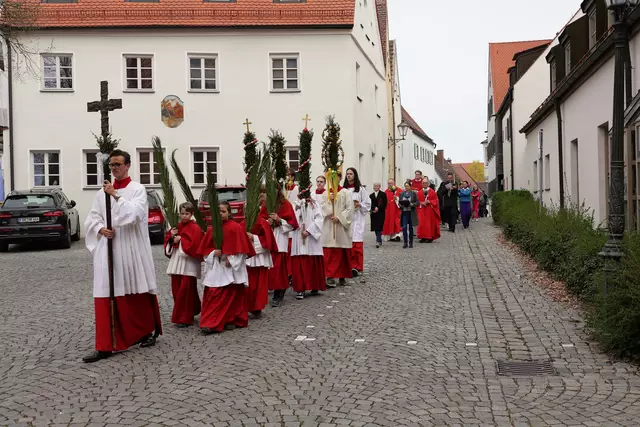 Palmsonntag 2025: In Prozession ging es vom Marienplatz durch die Altstadt zur Stadtpfarrkirche.  | Foto: Achim Lüders