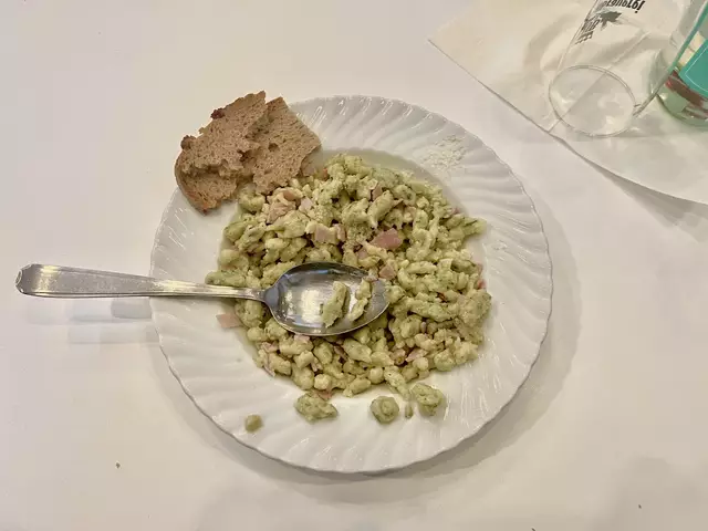 Palmsonntag 2025: Völser Spatzen und als vegetarische Alternative Kartoffelgulasch gab es zum Fastenessen. | Foto: P. Steffen Brühl