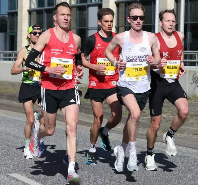 In Hannover lief Tobias Gröbl (links) als Gesamtzehnter und Deutscher Meister der Männer M40 durchs Ziel
