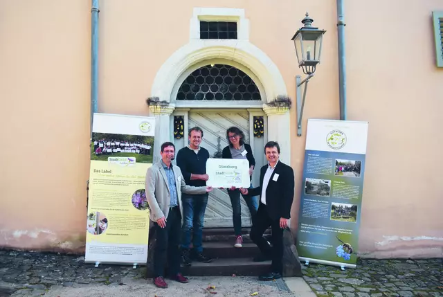 Die Stadt Günzburg wurde 2024 für weitere drei Jahre mit dem StadtGrün naturnah-Label in Silber ausgezeichnet. Projektleiterin Christine Hengeler (Zweite von rechts) und Stadtgärtner Peter Rittner (Zweiter von links) nahmen die Auszeichnung in Darmstadt von Robert Spreter (rechts) und Dr. Uwe Messer (links) vom Bündnis „Kommunen für biologische Vielfalt“ entgegen. | Foto: Stadt Günzburg