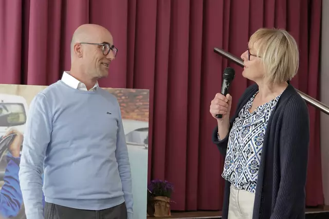 Palmsonntag 2025: Die stellvertretende Pfarrgemeinderatsvorsitzende Margit Lucchesi bedankt sich bei P. Maise für seinen Bericht und die Einsichten in eines der ärmsten Länder der Erde.  | Foto: Achim Lüders