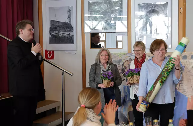 Marianne König, Luzia Asching und Dorothea Pfänder Haben die diesjährige Osterkerze gestaltet. Stadtpfarrer P. Steffen Brühl und Gemeindereferentin Elisabeth Wenderlein würdigen das Werk und bedanken sich bei den drei Künstlerinnen mit einem Blumengruß. | Foto: Achim Lüders