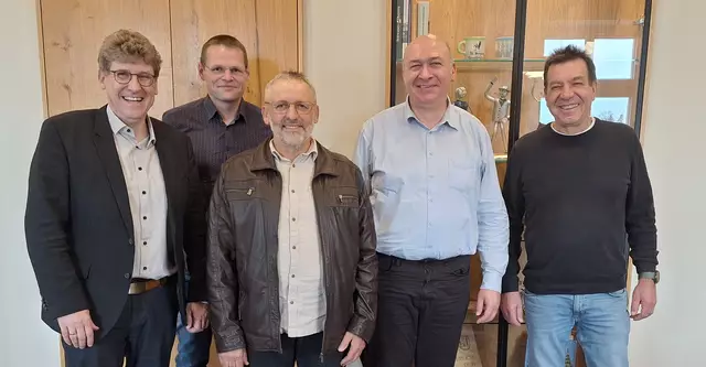 Das Bild zeigt: (von links) Erster Bürgermeister Martin Brenner, Personalratsvorsitzender Sebastian Wagner, Heinrich Lipp, stellvertretender Hauptamtsleiter Stefan Mayer, Bauamtsleiter Werner Mihatsch. | Foto: Stadt Burgau
