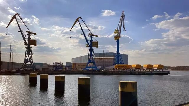 Seit November 2019 wird an dem Kreuzfahrtschiff gebaut. Die "Disney Adventure" könnte am 19. April 2025 um die Mittagszeit die Werfthalle in Wismar verlassen. Vor kurzem wurden an der Kaikante Rettungsboote platziert. Foto: Helmut Kuzina