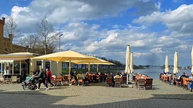 Am Südufer des Pfaffenteichs, Aussichtsplatz an der Arsenalstraße. Foto: Helmut Kuzina