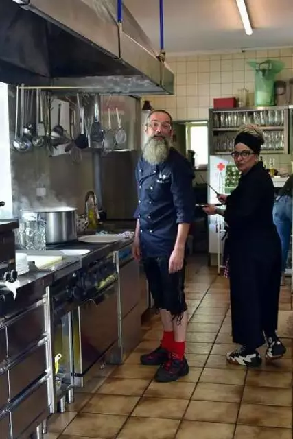Nicolai Abt mit Frau beim Kochen | Foto: Fischereiverein Königsbrunn