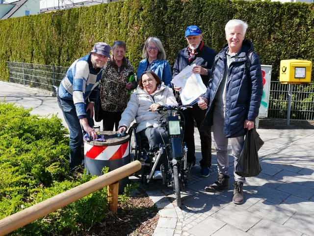 Mitglieder des Seniorenbeirats haben die Sitzpoller im Stadtgebiet gereinigt (von links): Robert Treffer, Irene Kuczkowski-Krauth, Birgit Konschelle, Ilona Kramer, Eugen Wittmann und Dieter Sygulla
 | Foto: Stadt Gersthofen (Kai Schwarz)