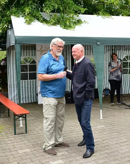 1. Vorsitzender des Fischereivereins Königsbrunn, Horst Wüst, mit 2. Bürgermeister Maximilian Wellner | Foto: Fischereiverein Königsbrunn