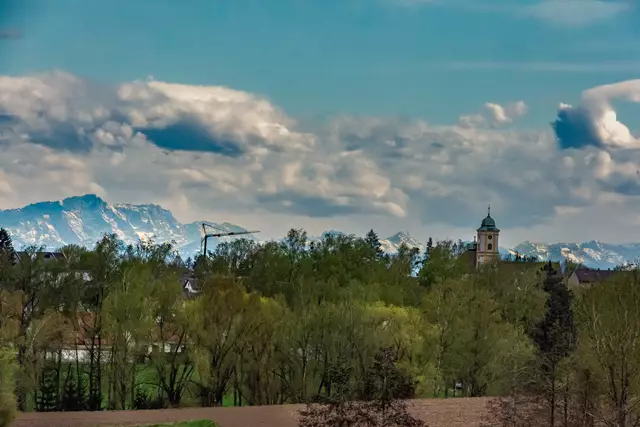 Die Wallfahrtskirche Herrgottsruh mit der über hundert Kilometer entfernten Zugspitze.