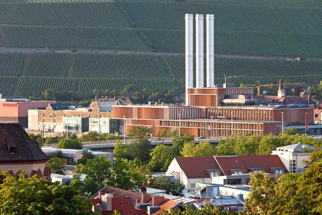 Wo Nah- oder Fernwärme verfügbar ist, kann sie für Hausbesitzer und Bauherren eine Alternative zu einer eigenen Heizungstechnik im Haus mit Wärmepumpe oder Kessel darstellen.
 | Foto: Foto: DJD/Bauherren-Schutzbund/Getty Images/Martin Siepmann