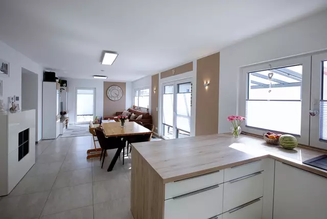 Perfekt für die Familie: Eine offene Küche mit viel Platz am Esstisch und Tageslicht.
 | Foto: Foto: djd-k/Danwood